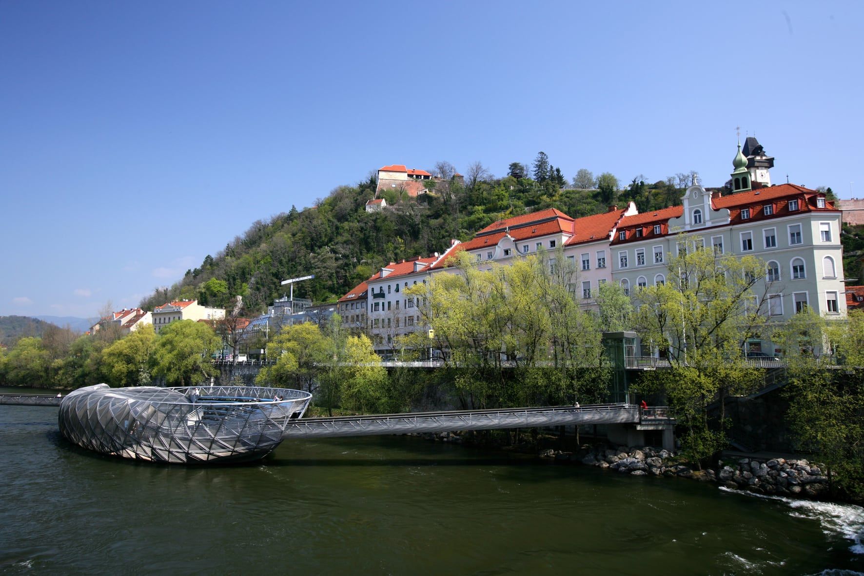 Die Murinsel vor dem Schlossberg (c) Harry Schiffer | Graz Tourismus