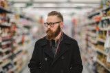 Hipster im Supermarkt