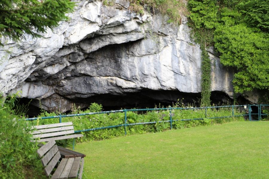 Plateau vorm Höhleneingang