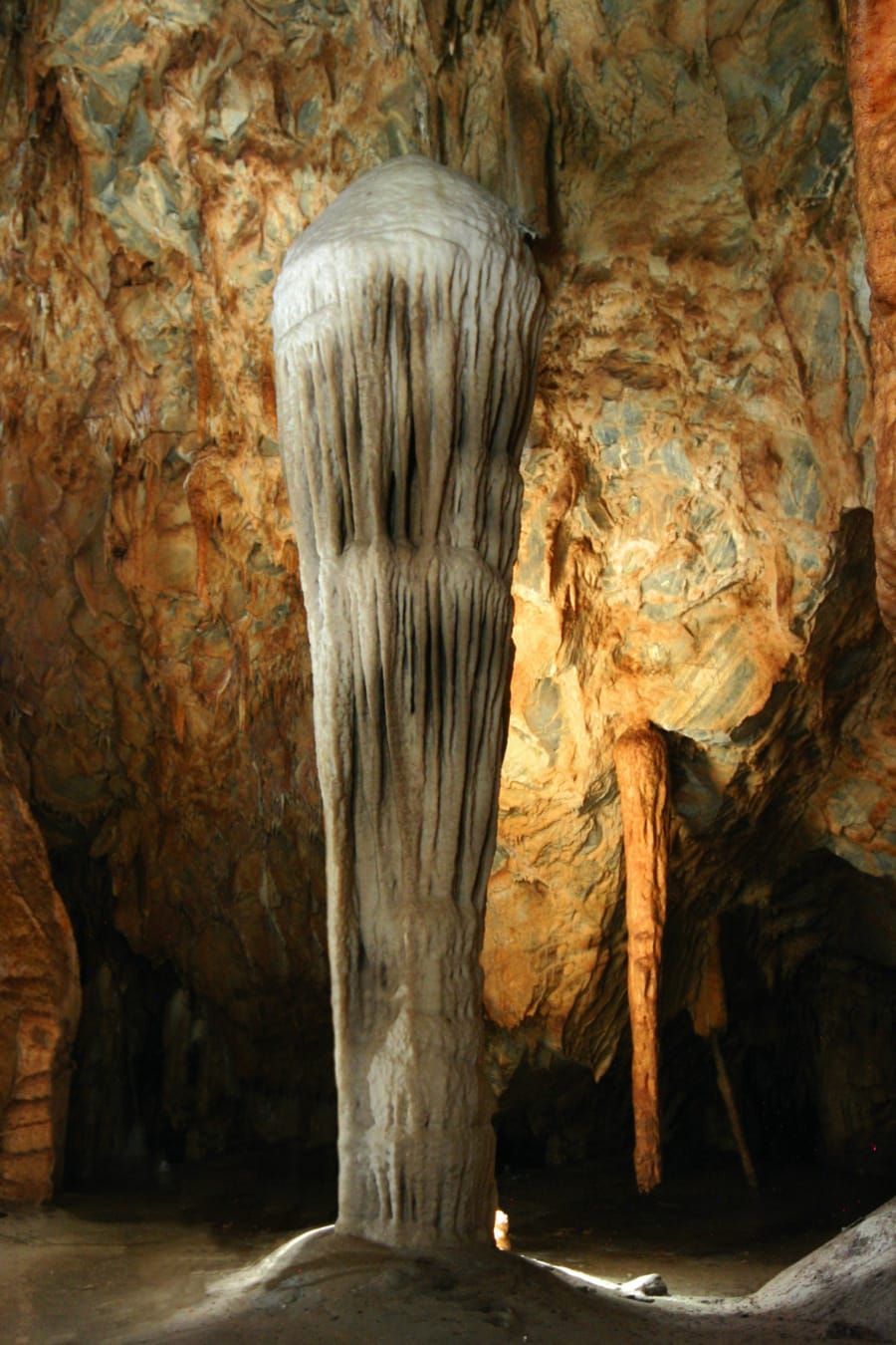 Denkmalstein in der Tropfsteinhöhle