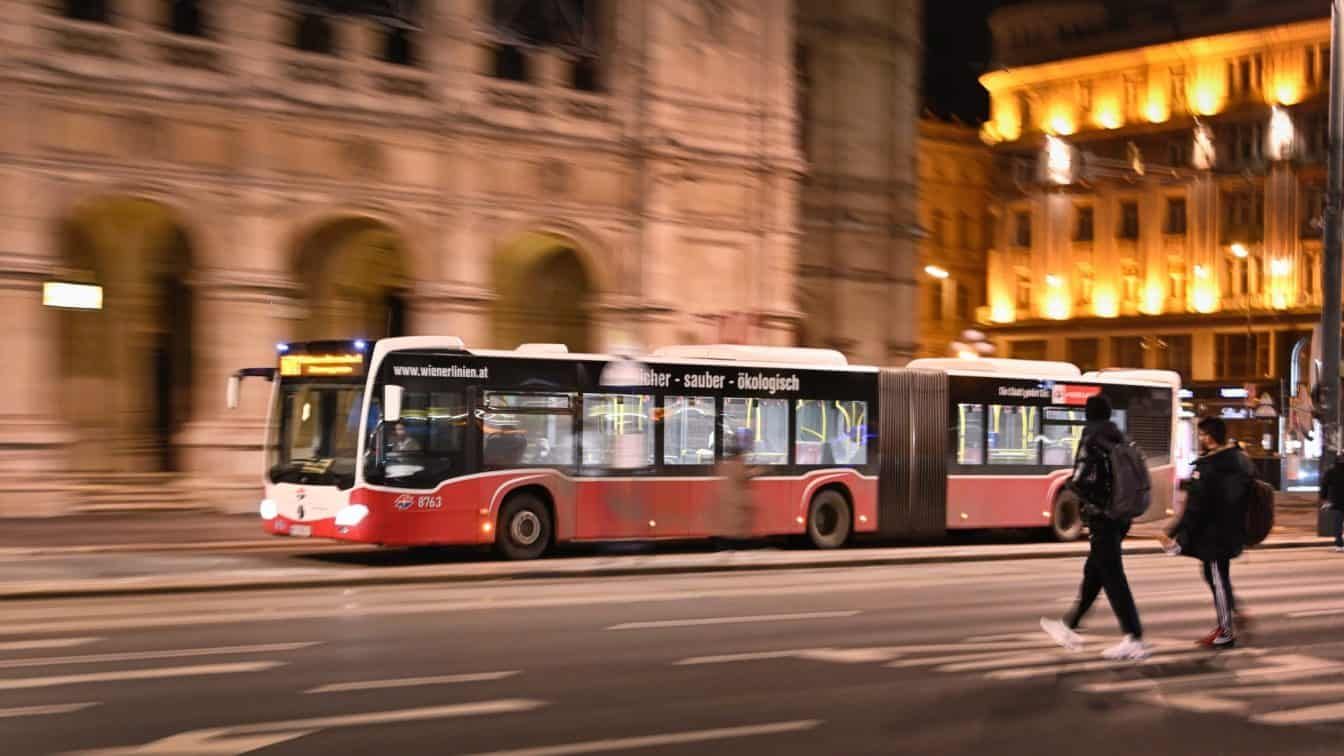 Nachtbus der Wiener Linien bei der Oper | (c) Wiener Linien