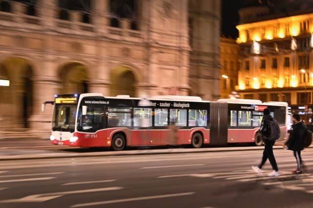 Nachtbus der Wiener Linien bei der Oper | (c) Wiener Linien