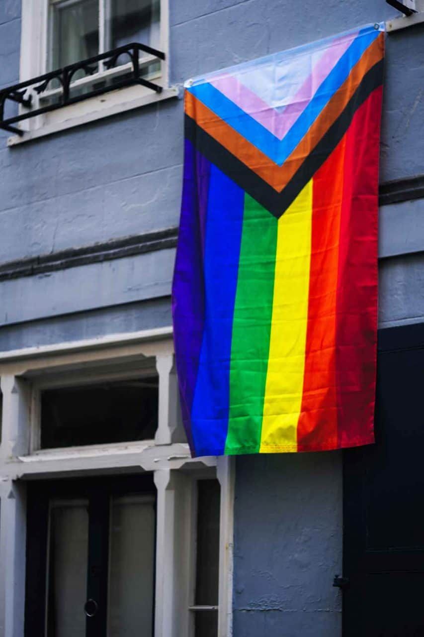 Regenbogenfahne, Flagge für queere People of Color, Transgender Flagge