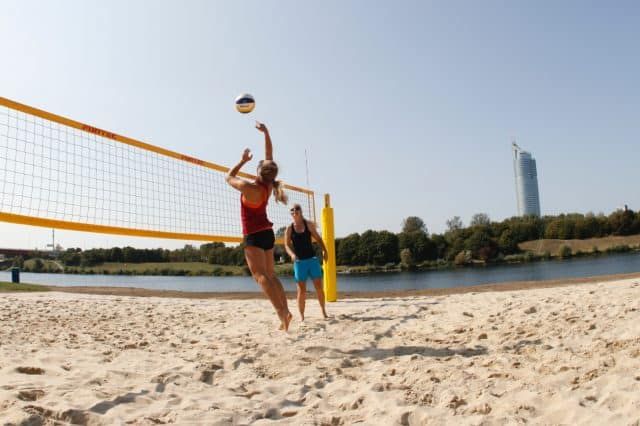 Der Beachvolleyball-Platz beim Familienbadestrand an der Neuen Donau (c) MA45 | Franz Kalab