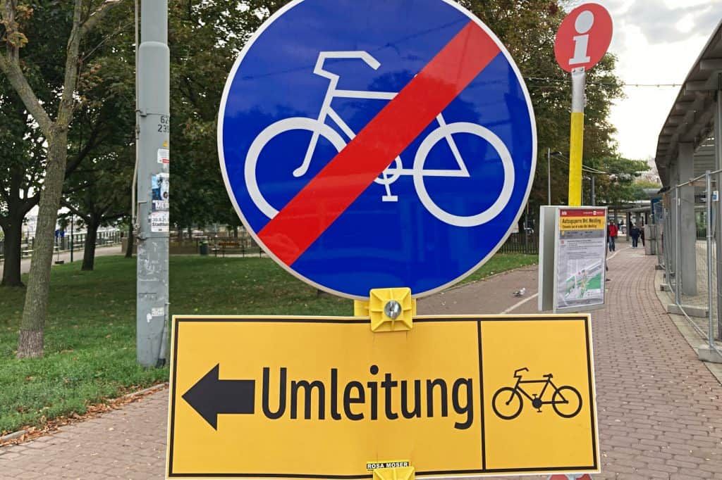 Straßenschild Radweg Ende und Umleitung (c) Alissa Hacker | 1000things Straßenschild Radweg Ende und Umleitung (c) Alissa Hacker | 1000things