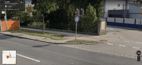 Ein Radweg in Vösendorf in Niederösterreich endet in einer Wiese (c) Google Maps | Screenshot: 1000things