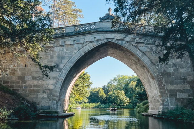 Das Schloss Laxenburg und sein Gewässer starten in die Früglingssaison.