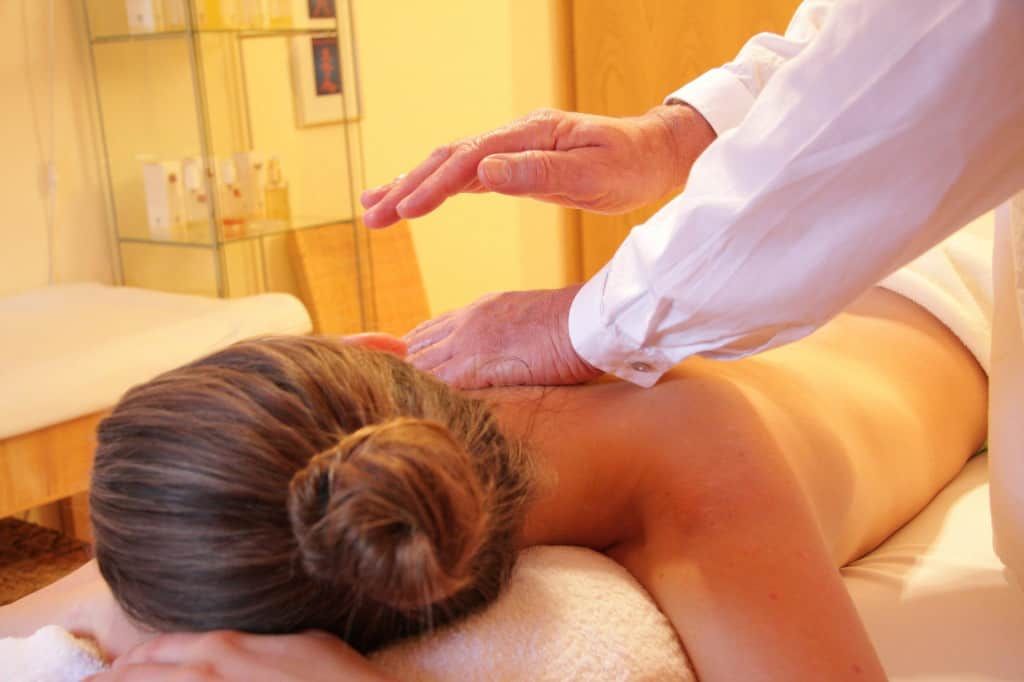 https://pixabay.com/de/photos/wellness-massage-285589/ Massage