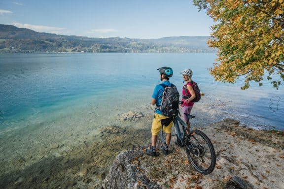 Zwei Personen stehen mit dem Rad an einem See bei Bad Aussee