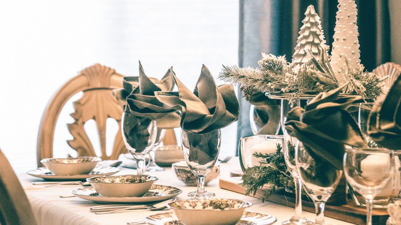 Ein feierlich gedeckter Tisch zu Weihnachten