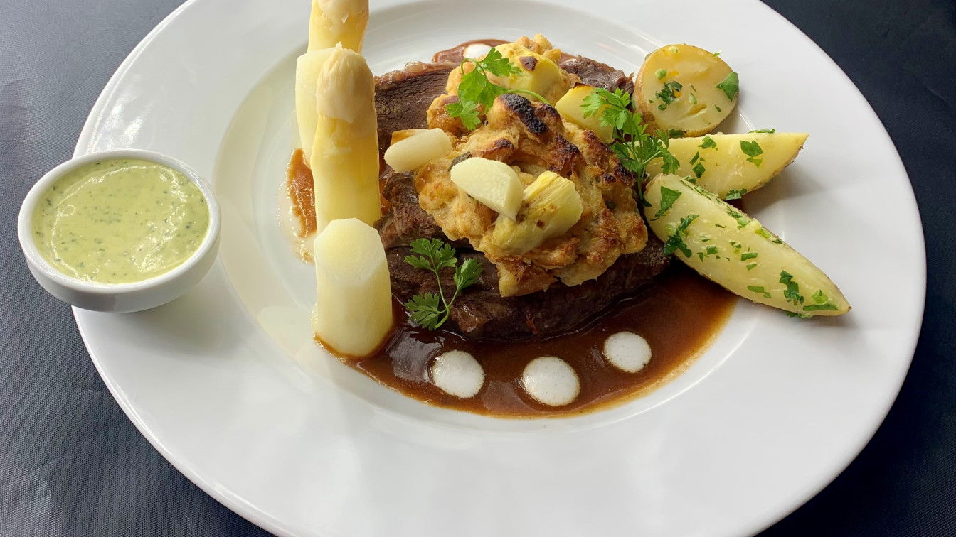 Spargel mit zarten Rindsbackerl? Yes, please! (c) Marchfelderhof Marchfelderhof Spargel