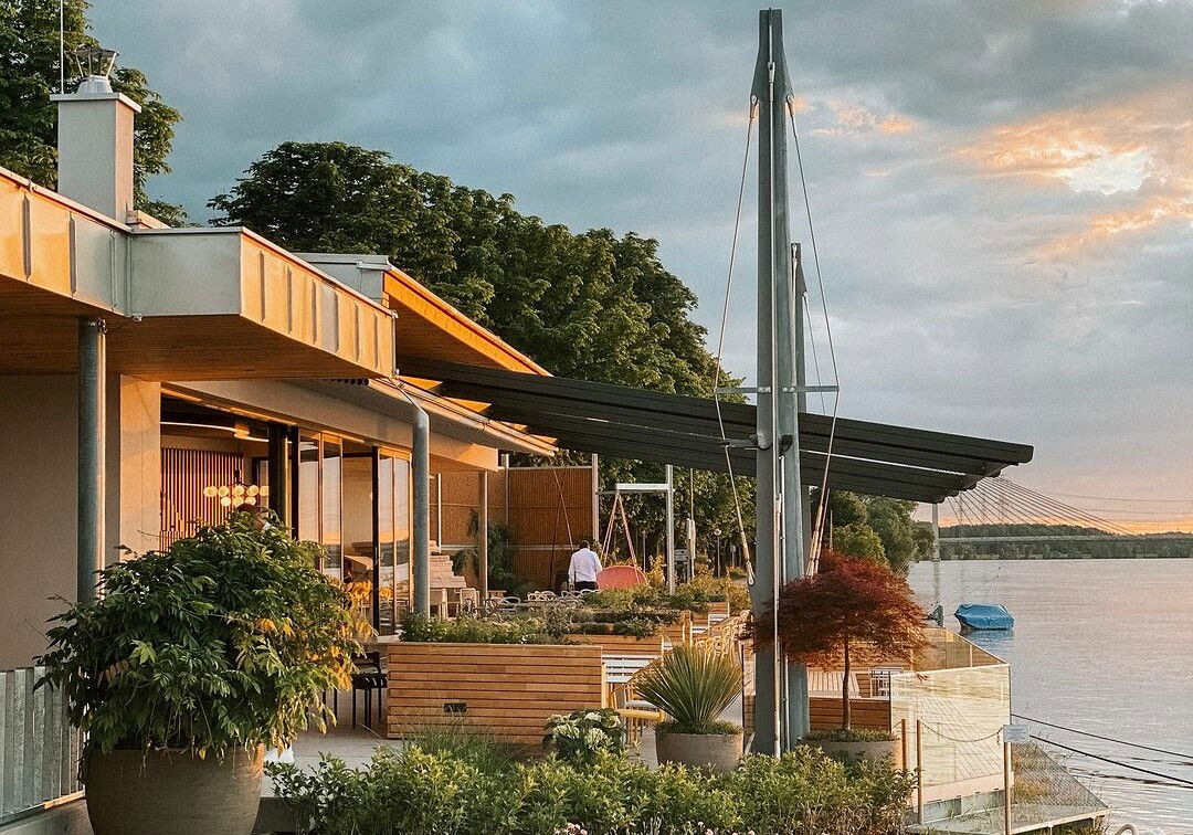 (c) sueddeck_tulln Der Gastgarten des Restaurants Süddeck Tulln mit Blick auf die Donau