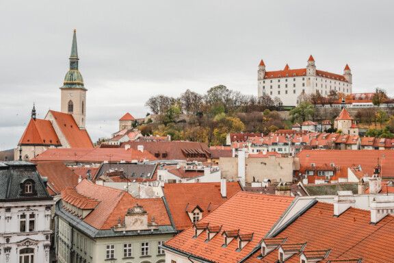 Blick auf die Burg von Bratislava und den Martinsdom.