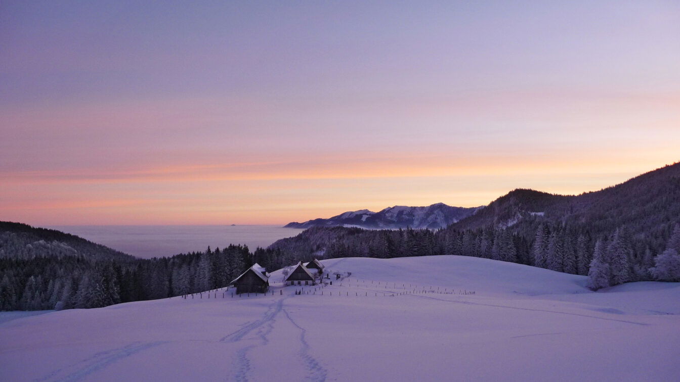 Foto Nationalpark Kalkalpen: Die Sonne geht über der winterlich verschneiten Ebenforstalm im Nationalpark Kalkalpen auf.