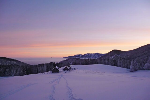 Foto Nationalpark Kalkalpen: Die Sonne geht über der winterlich verschneiten Ebenforstalm im Nationalpark Kalkalpen auf.