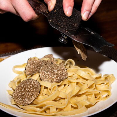 Frisch geriebener Trüffel auf Pasta