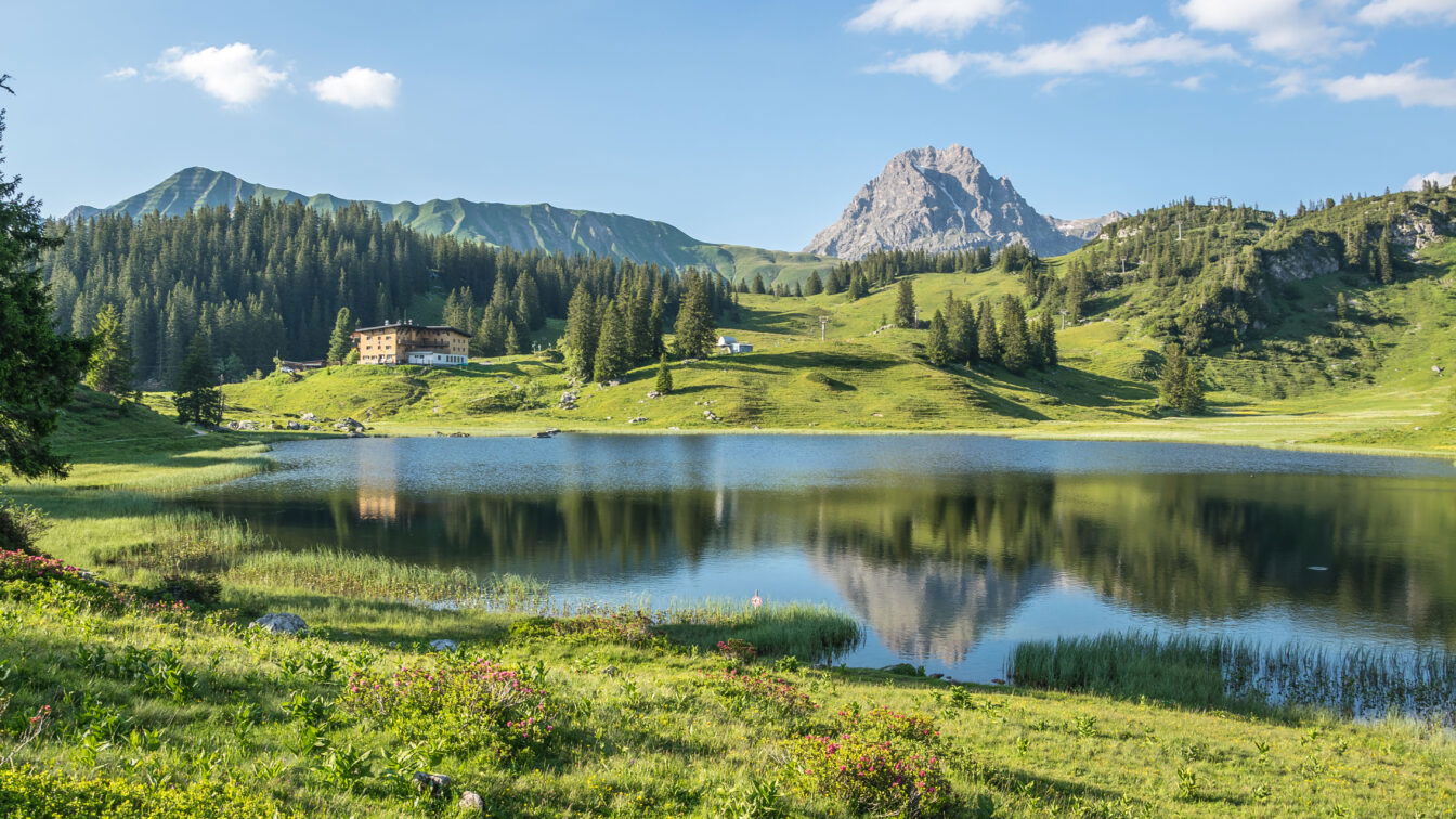 Körbersee Vorarlberg mit Hoeferspitze und Widderstein