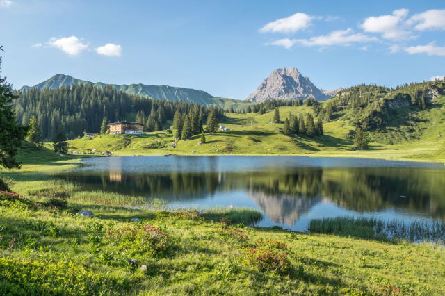 Körbersee Vorarlberg mit Hoeferspitze und Widderstein