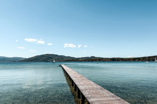 Seebad Schörfling am Attersse mit langem Holzsteg