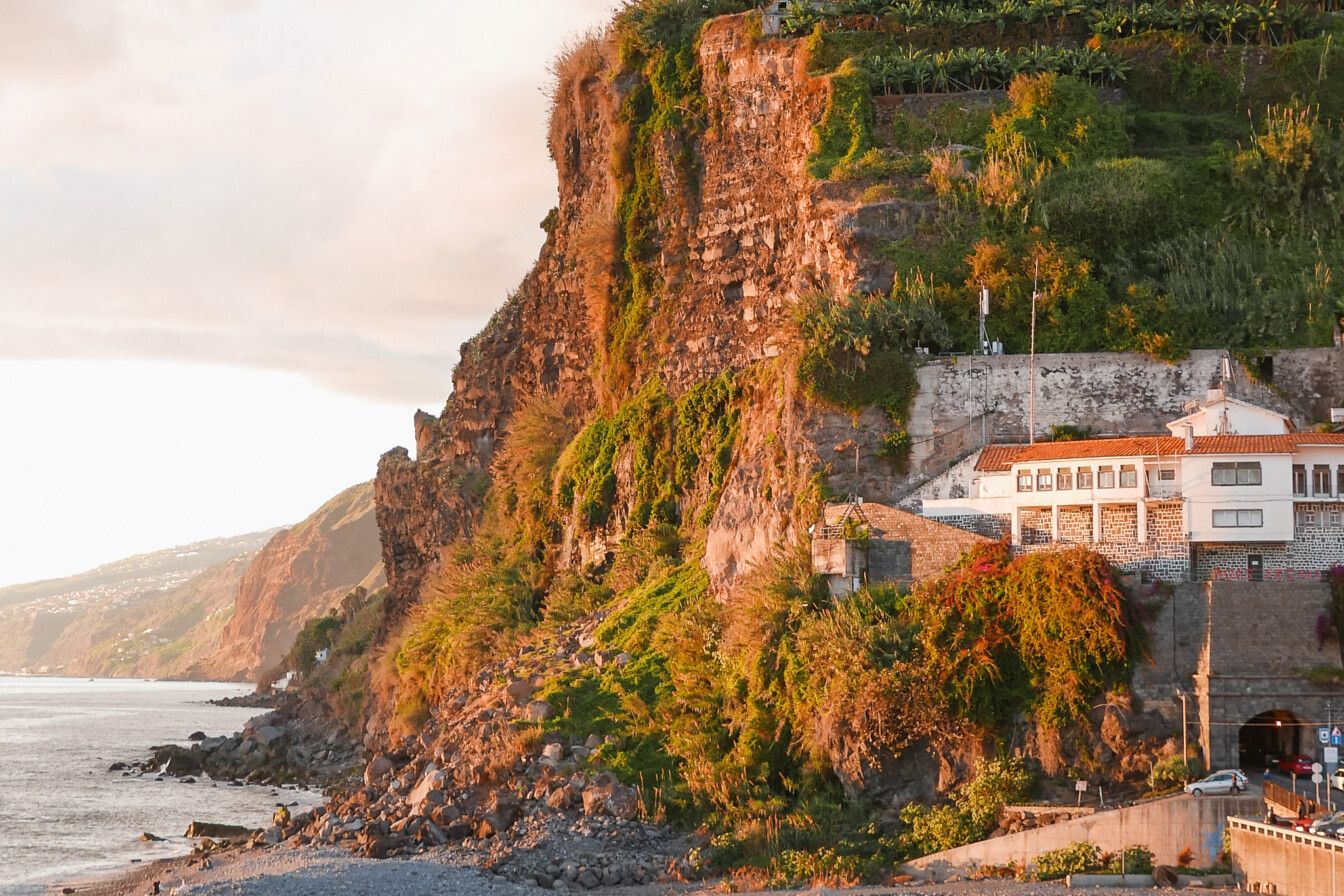 Sonnenuntergang an der Künste von Ponta do Sol auf Madeira