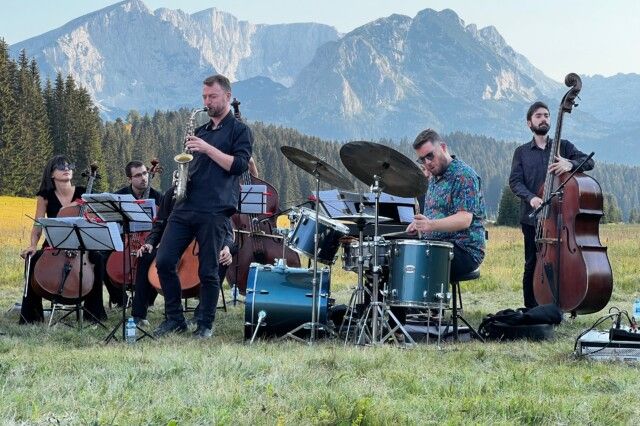 Jazzband in Bergpanorama