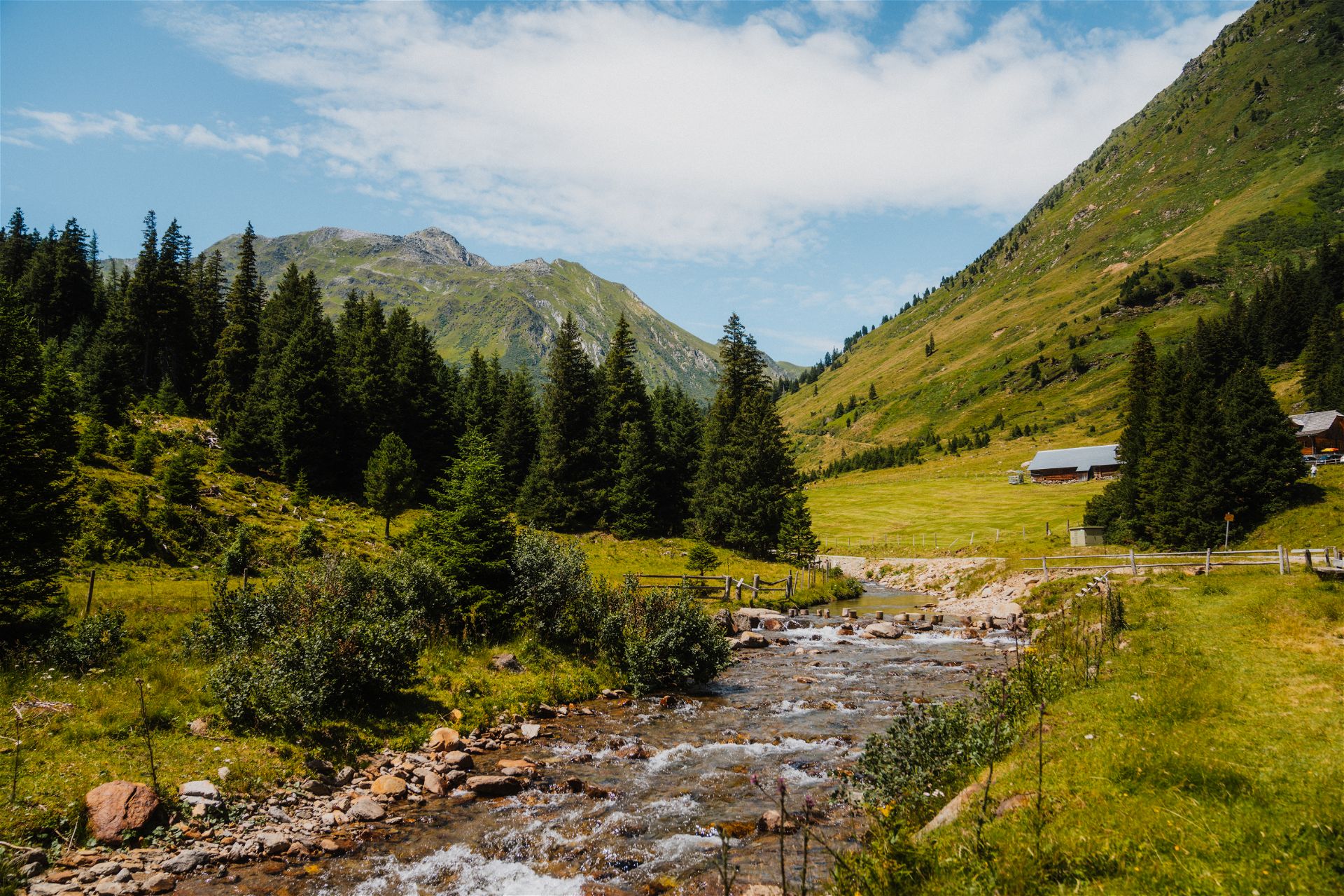 Man sieht einen Fluss in der Steiermark in Murau