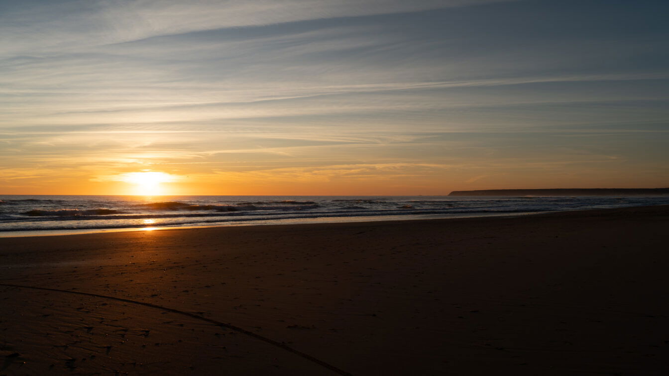 (c) frameduo | 1000things Creator Community Sonnenuntergang am Meer mit sanften Wellen und leerem Sandstrand – stimmungsvolle Abendstimmung an der Küste, perfekt für romantische Strandspaziergänge und Naturfotografie.