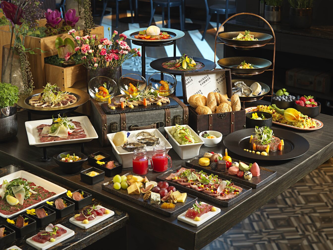 Blick auf den Brunch mit vielen Speisen im Restaurant Wunderkammer