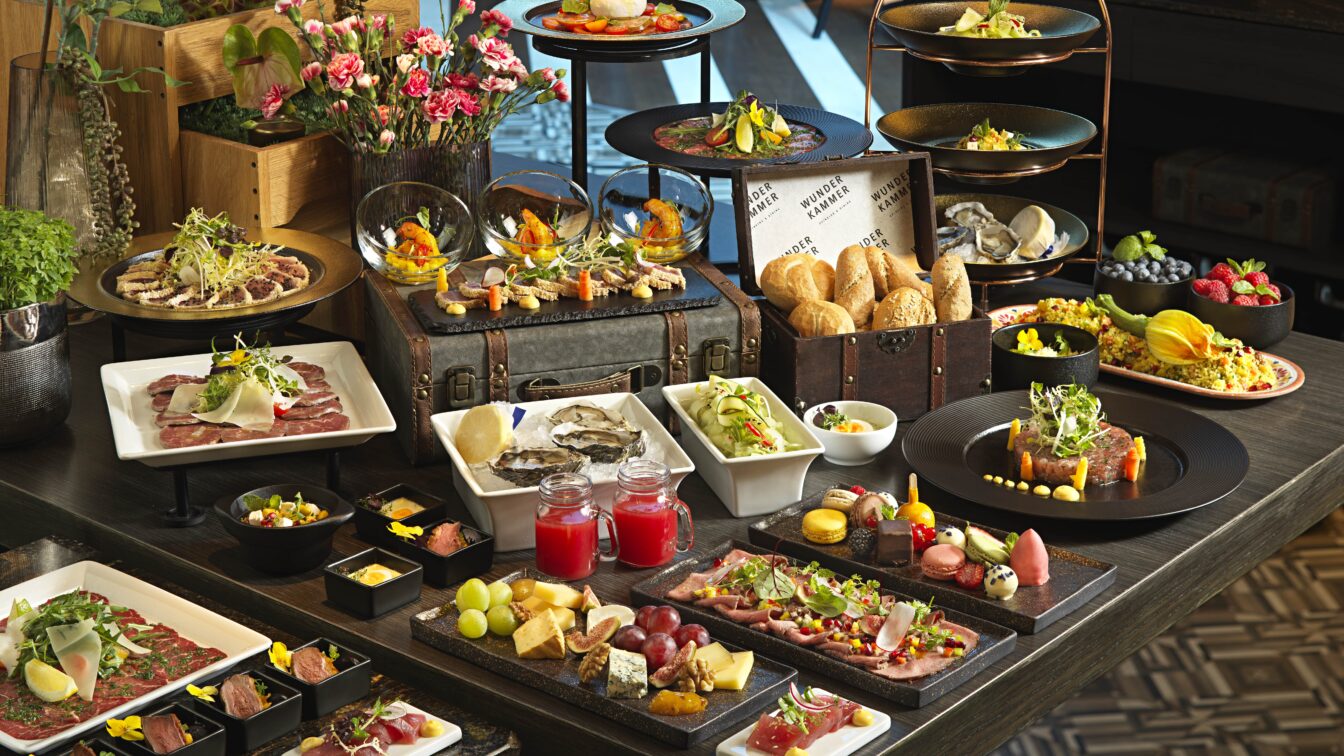(c) Renaissance Vienna Schönbrunn Hotel Blick auf den Brunch mit vielen Speisen im Restaurant Wunderkammer