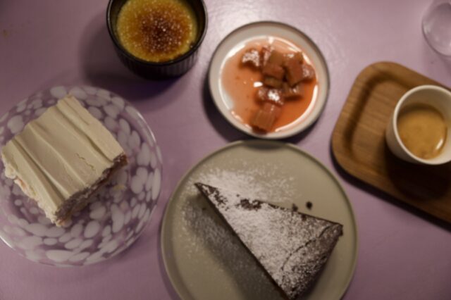 Griechisches JOghurt Schnitte, französische Schokotarte, Crème brûlée und Rhabarberkompott