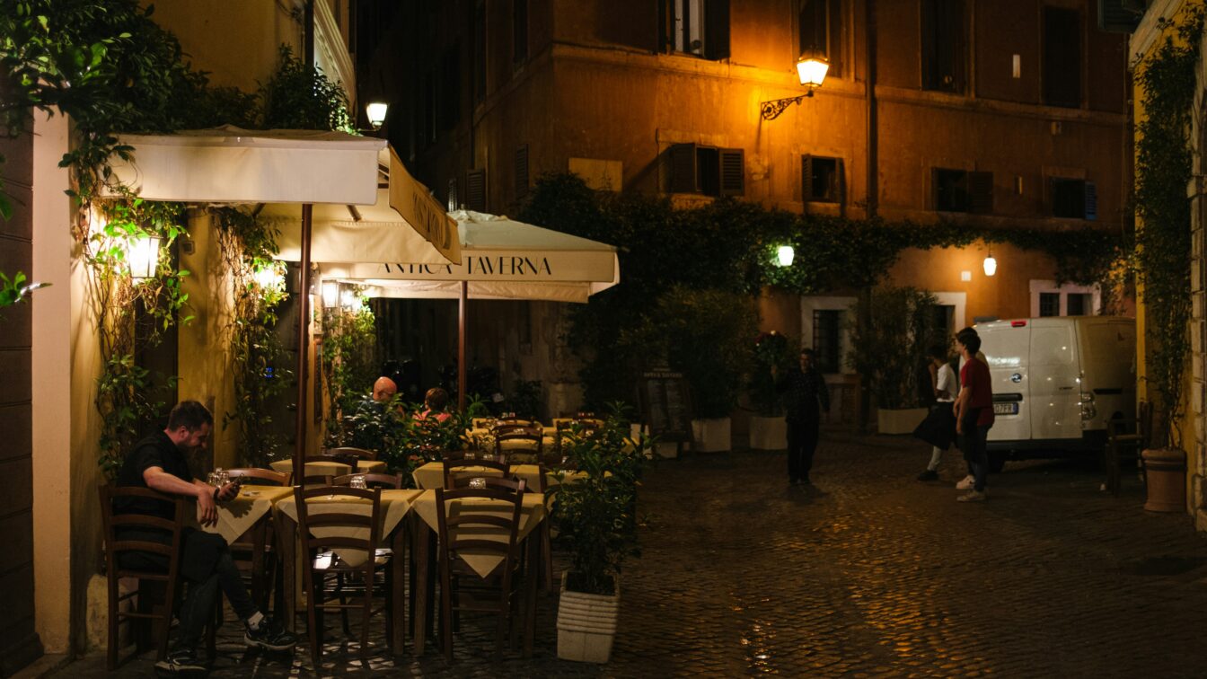 (c) Matteo del Piano | Unsplash Ein Restaurant in Rom von außen bei Nacht.