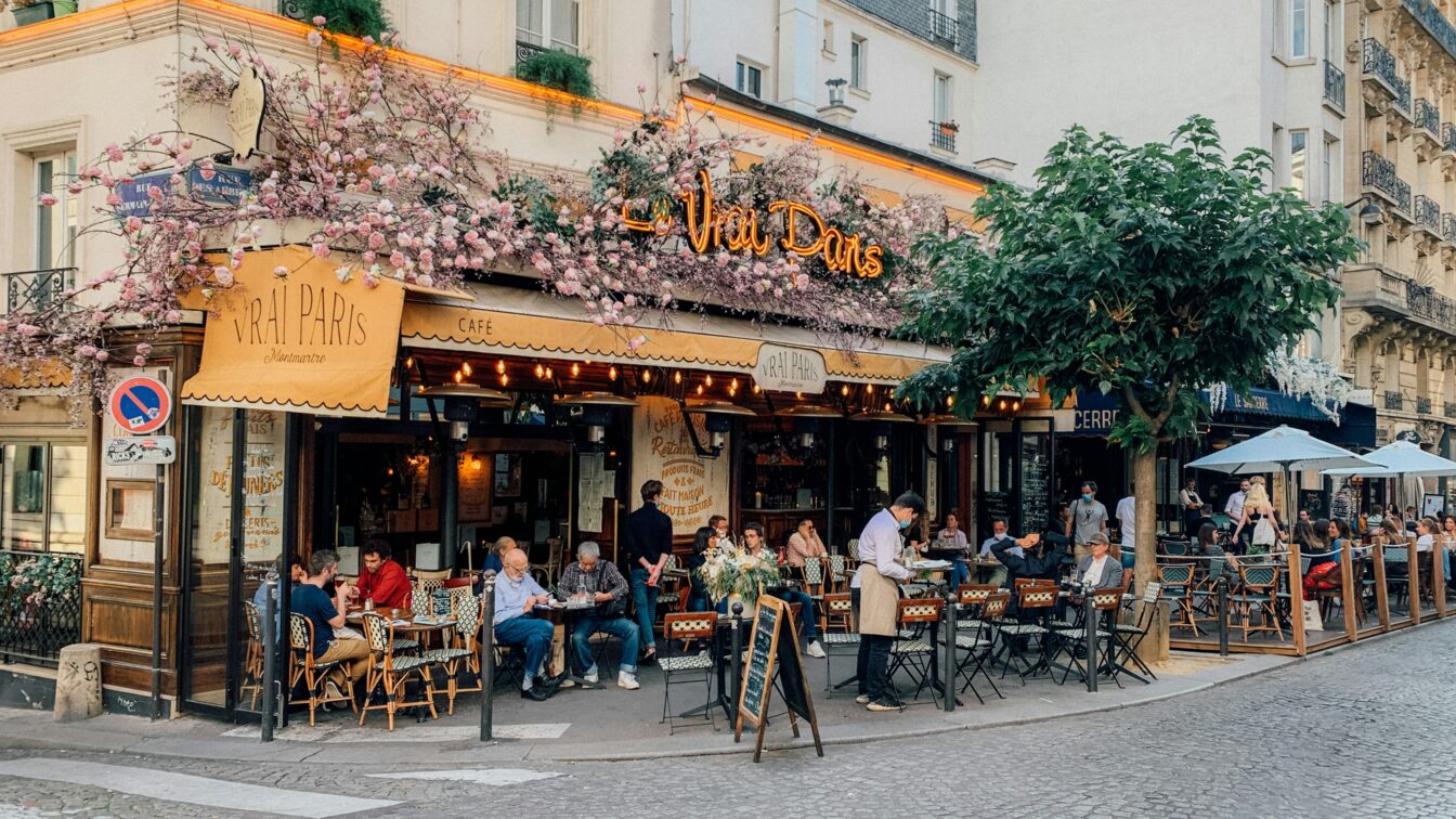 (c) Alex Harmuth | Unsplash Das Restaurant Vrai in Paris, Menschen vor einem Lokal.