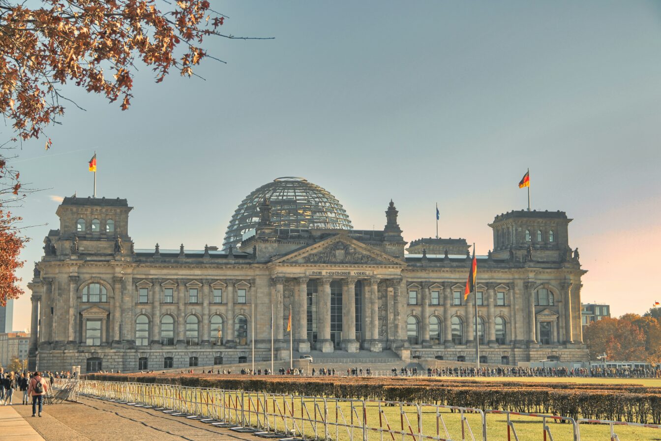 Foto von einem imposanten historischen Gebäude mit gläserner Kuppe obendrauf. 