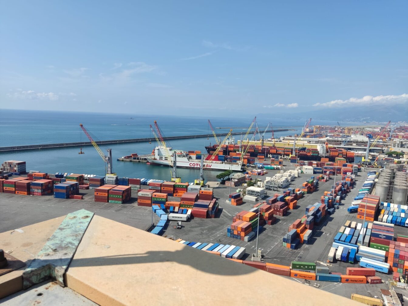 Container am Hafen von Genua