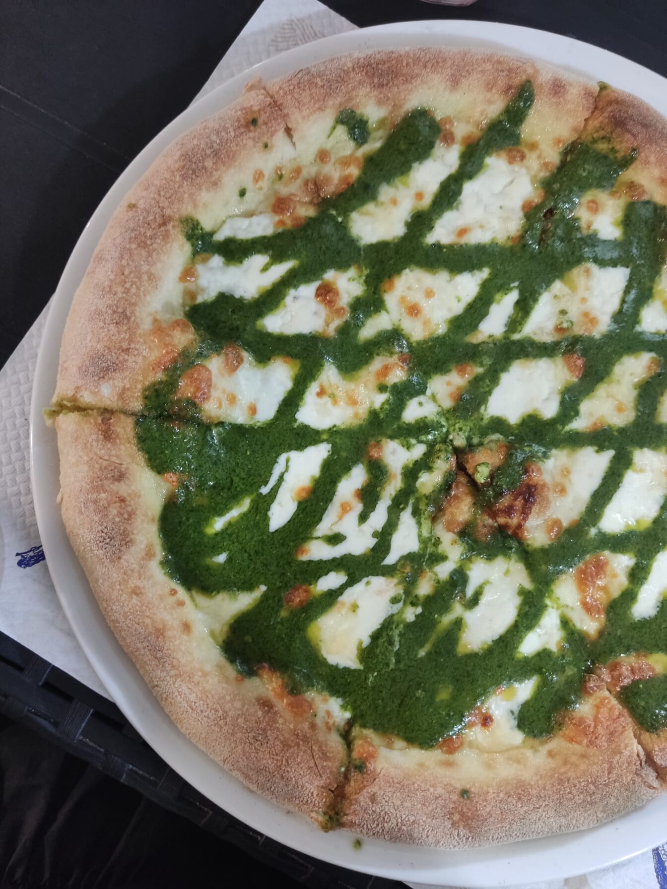 Pizza mit Pesto Genovese in Genua