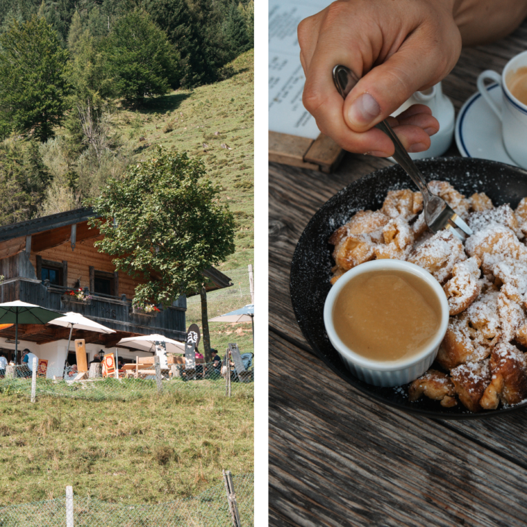 (c) Michelle Doninger Seealm, Saalfelden, Hütte, Kaiserschmarrn, Links im Bild ist eine Berghütte auf einer Wiese zu sehen, umgeben von grünen Bäumen. Vor der Hütte befinden sich Sonnenschirme und eine Terrasse mit Gästen, die die Berglandschaft genießen. Rechts im Bild wird eine Hand gezeigt, die mit einer Gabel Kaiserschmarrn aus einer Pfanne isst, der mit Puderzucker bestäubt ist. Daneben steht ein kleines Schälchen mit Apfelmus sowie eine Tasse Kaffee auf einem Holztisch.