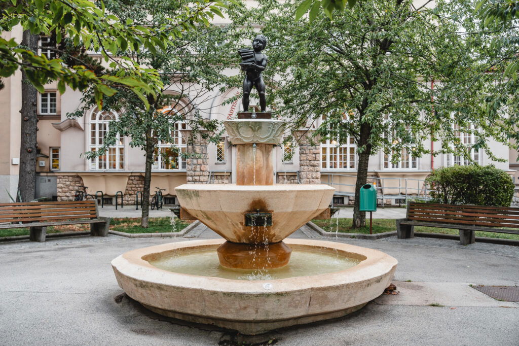 (c) Lilli Wermuth | 1000things Dornbach_Brunnen_Bücherei Sandleiten