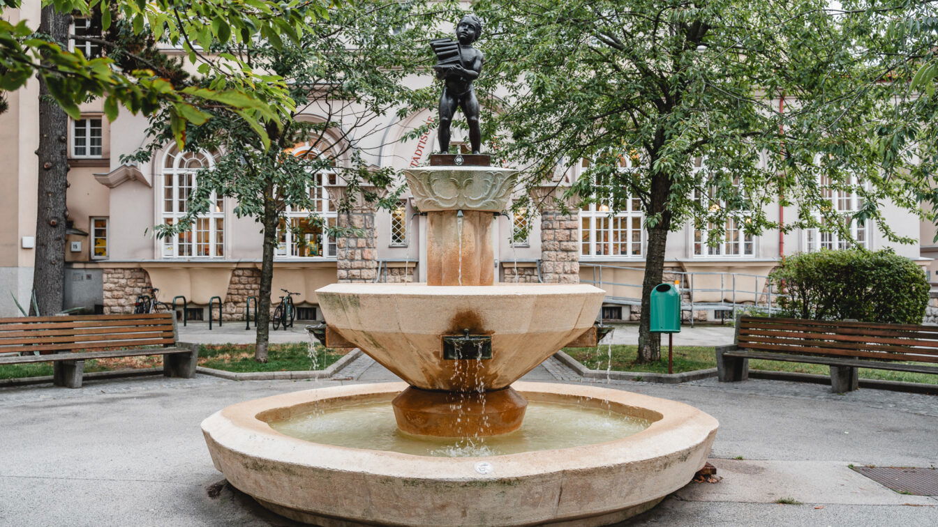 (c) Lilli Wermuth | 1000things Dornbach_Brunnen_Bücherei Sandleiten