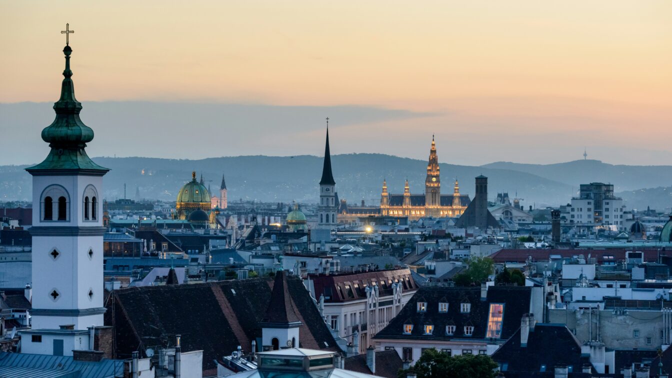 wien, skyline, rathaus, karlskirche, sonnenuntergang, titelbild