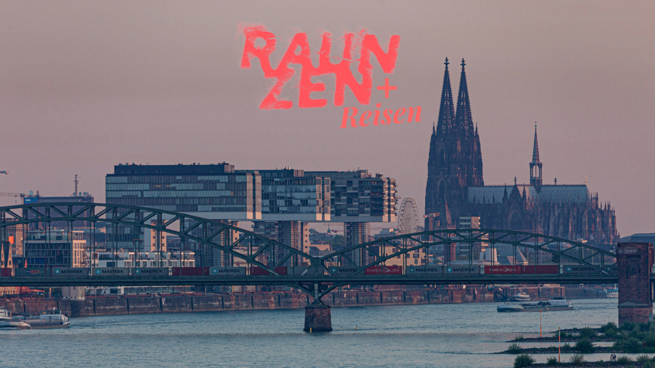 Abendstimmung in Köln mit Blick auf den Rhein und die berühmte Hohenzollernbrücke. Im Hintergrund sind die modernen Kranhäuser und der Kölner Dom zu sehen. Im oberen Bildbereich steht in leuchtend roter, grob gepinselter Schrift der Titel 'Raunzen + Reisen'. Die Szene wirkt ruhig, fast melancholisch, mit weichem, leicht gedämpftem Licht, das die Architektur und den Fluss in warme Töne taucht