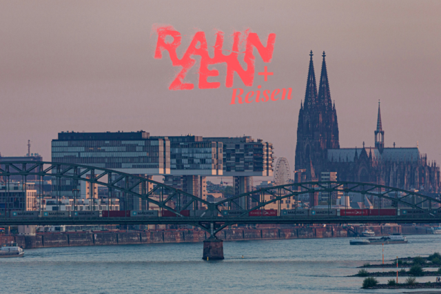 Abendstimmung in Köln mit Blick auf den Rhein und die berühmte Hohenzollernbrücke. Im Hintergrund sind die modernen Kranhäuser und der Kölner Dom zu sehen. Im oberen Bildbereich steht in leuchtend roter, grob gepinselter Schrift der Titel 'Raunzen + Reisen'. Die Szene wirkt ruhig, fast melancholisch, mit weichem, leicht gedämpftem Licht, das die Architektur und den Fluss in warme Töne taucht