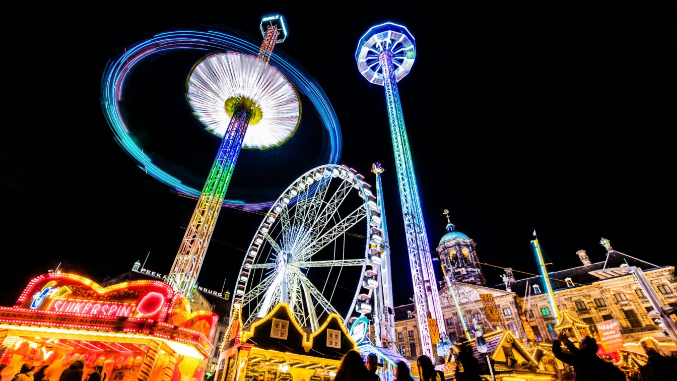 Jahrmarkt am Abend mit bunten Lichtern