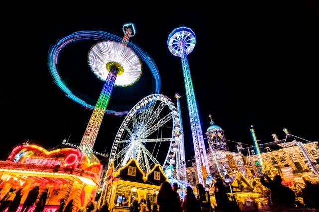 Jahrmarkt am Abend mit bunten Lichtern