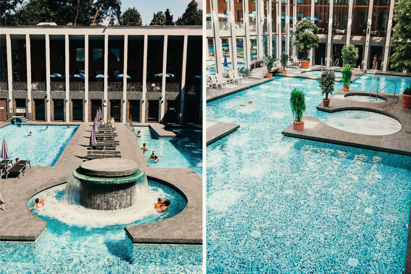 Collage zweier Ansichten der SaarowTherme in Bad Saarow, Brandenburg. Links ist ein rechteckiger Pool mit einem zentralen Wasserfall zu sehen, umgeben von Liegestühlen und Sonnenschirmen, wo einige Gäste das Wasser genießen. Die Architektur im Hintergrund wirkt modern und klar strukturiert. Rechts sind zusätzliche Poolbereiche der Therme dargestellt, inklusive runder Whirlpools und kleinen Pflanzeninseln, die dem Ambiente einen Hauch von Natur verleihen. Die blau schimmernden Mosaikfliesen im Wasser erzeugen eine einladende, frische Atmosphäre und spiegeln das Sonnenlicht wider, was die entspannende Umgebung der SaarowTherme betont