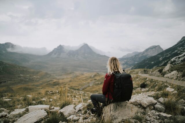 Frau mit Rucksack, Backpack, Blick auf Berge