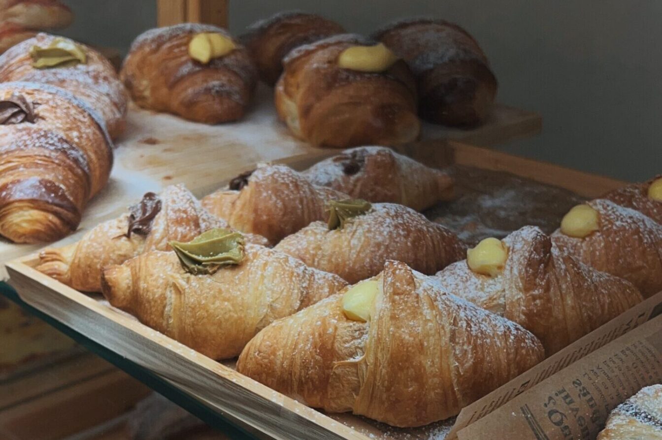 Croissants mit Pistazie, Vanille und Schokolade