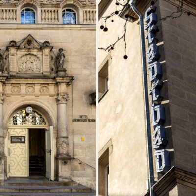 Zweiteiliges Bild des historischen Stadtbads Oderberger in Berlin-Prenzlauer Berg. Links eine frontal aufgenommene Aufnahme des Eingangs mit einer reich verzierten Steinfassade. Über dem Rundbogenportal befinden sich Skulpturen und kunstvolle Reliefs, die das Gebäude schmücken. Die Tür steht offen, und eine Treppe führt ins Innere. An der Wand sind die Schriftzüge 'STADTBAD PRENZLAUER BERG' und 'HOTEL ODERBERGER BERLIN' zu sehen. Rechts eine Nahaufnahme des Gebäudeecks mit dem blauen vertikalen Schriftzug 'STADTBAD' in Retro-Typografie, der an der Fassade angebracht ist. Im Vordergrund ragen Zweige mit kleinen kugelförmigen Früchten ins Bild. Das Sonnenlicht wirft markante Schatten auf die sandfarbene Wand.
