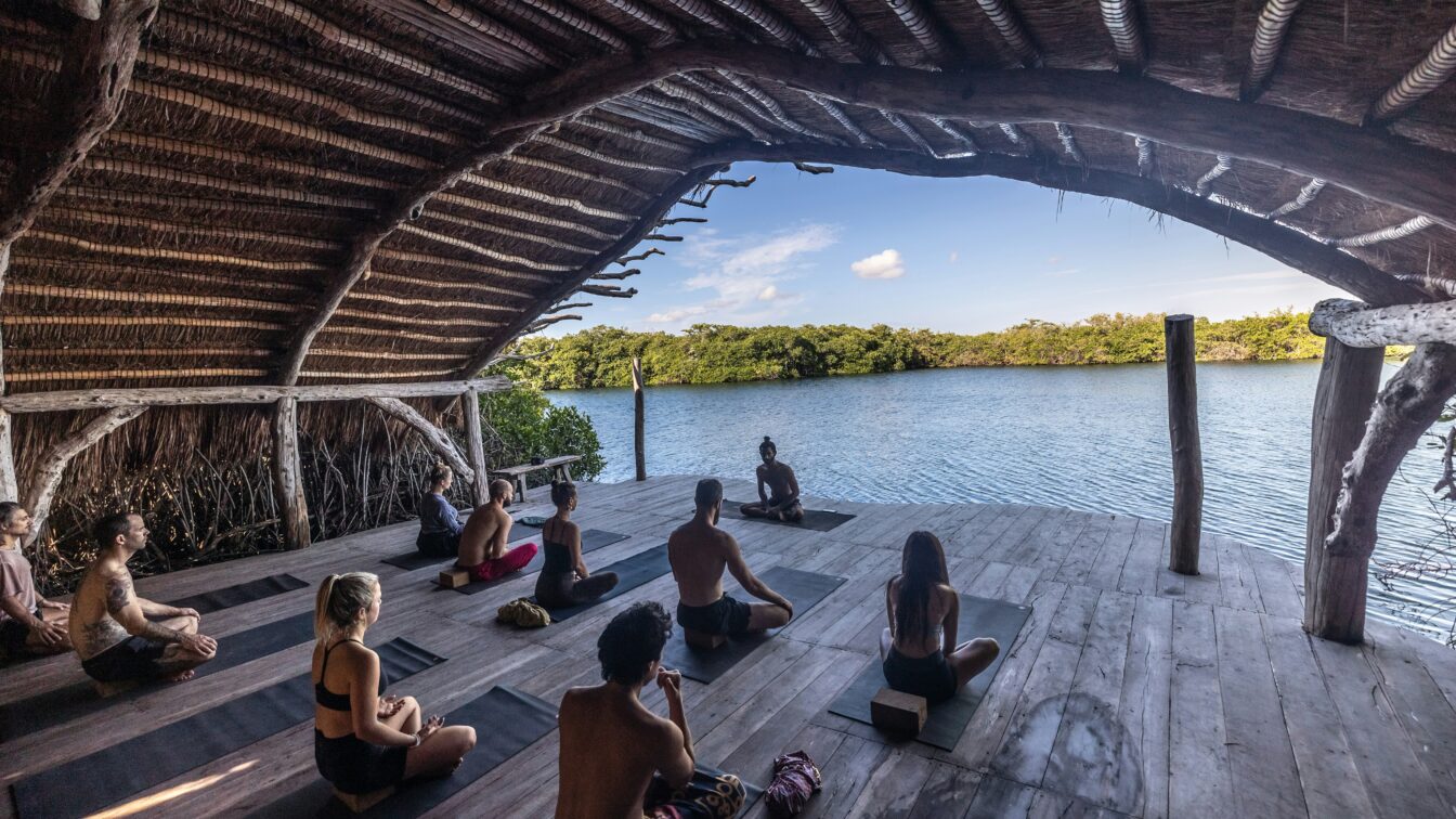 Yoga mit Blick auf Wasser