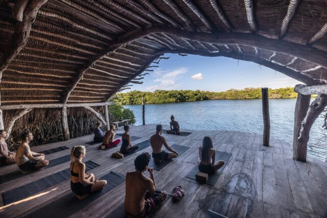 Yoga mit Blick auf Wasser