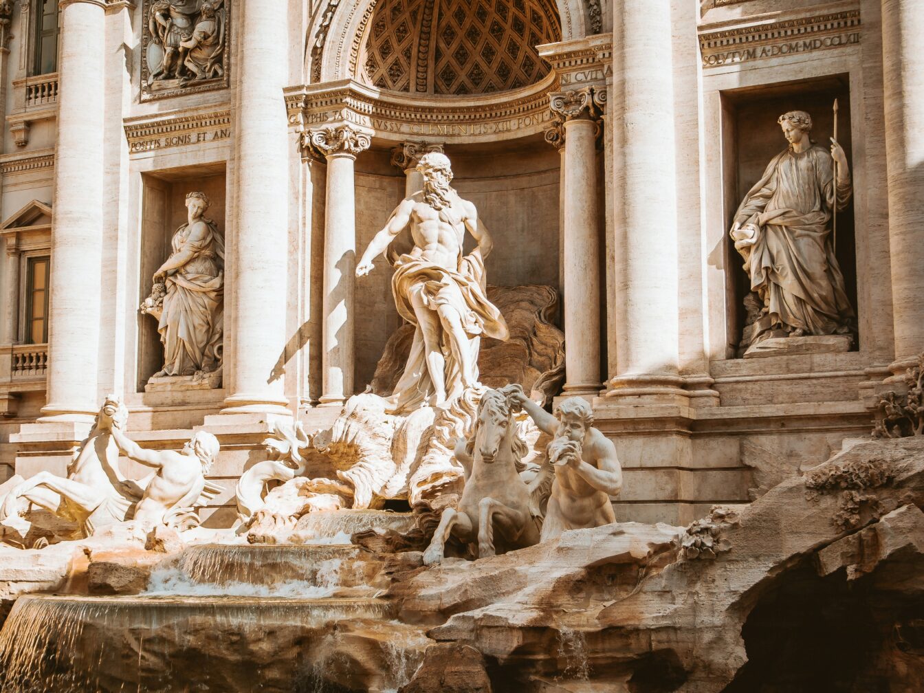 Trevibrunnen in Rom bei Sonnenschein